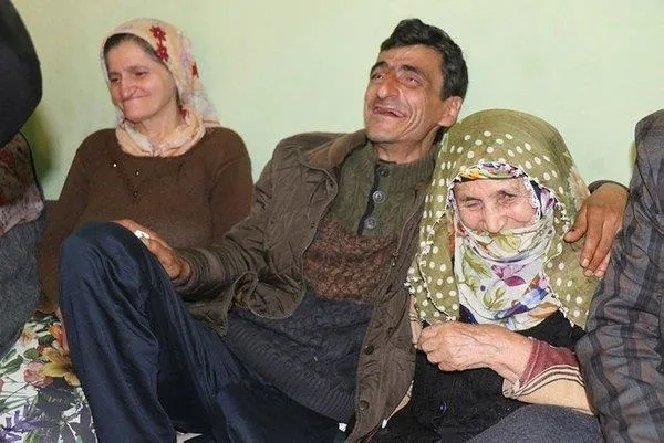Evlatlarını 'öldü' sanıyorlardı! 15 yıllık evlat hasreti sosyal medyadaki o video ile sona erdi-6