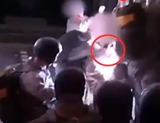 yunan-ve-rum-askerler-havada-asili-kaldi-iste-parasutculerin-rezil-oldugu-anlar-1650525911018.jpeg Yunan ve Rum askerler havada asılı kaldı! İşte paraşütçülerin rezil olduğu anlar-2