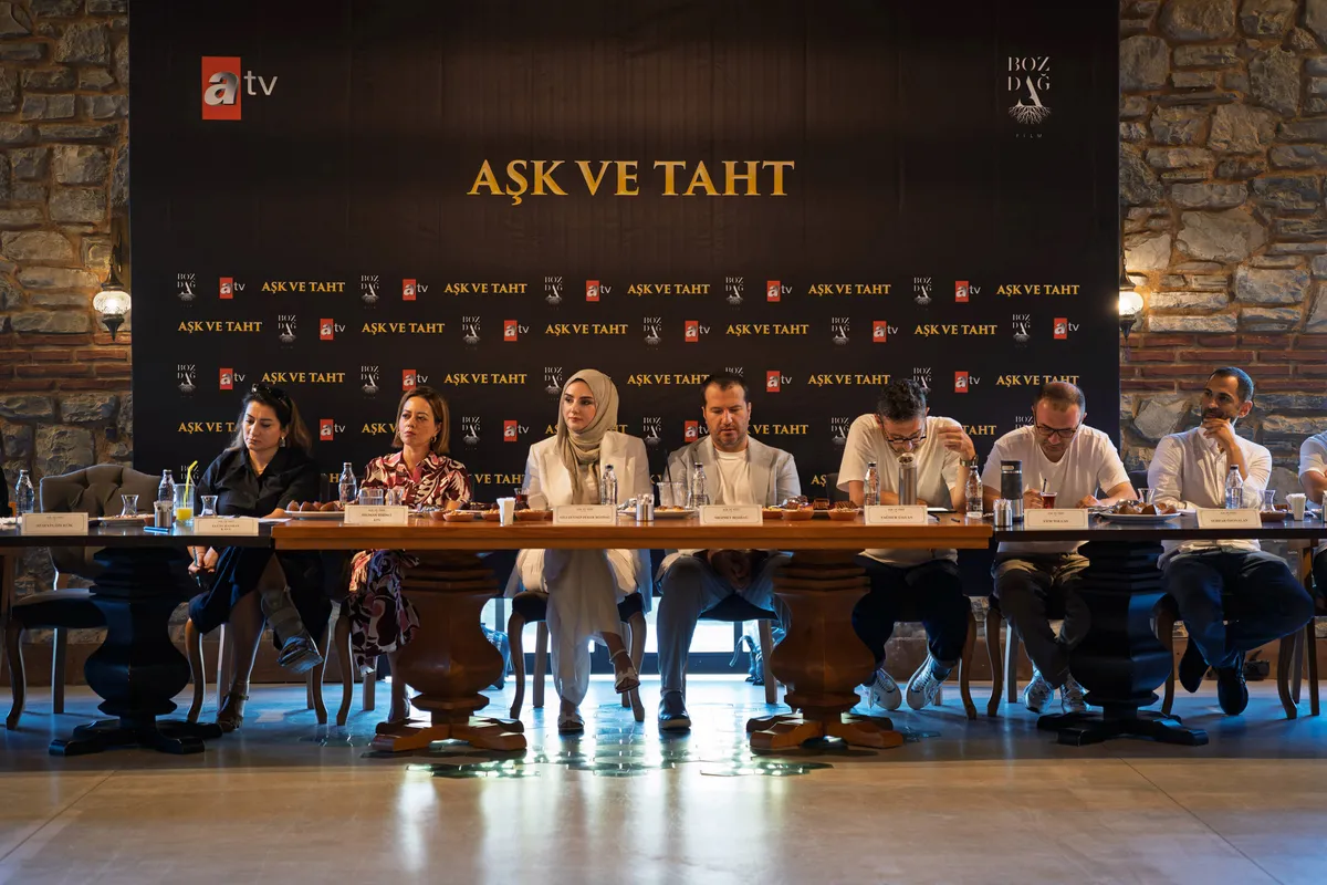 atvnin-yeni-dizisi-ask-ve-tahtin-okuma-provasi-yapildi-1784372442508.jpg ATV’den tarihi ve aşkı buluşturan yeni bir dizi: Aşk ve Taht! Kadro kostümlü okuma provasında bir araya geldi-3