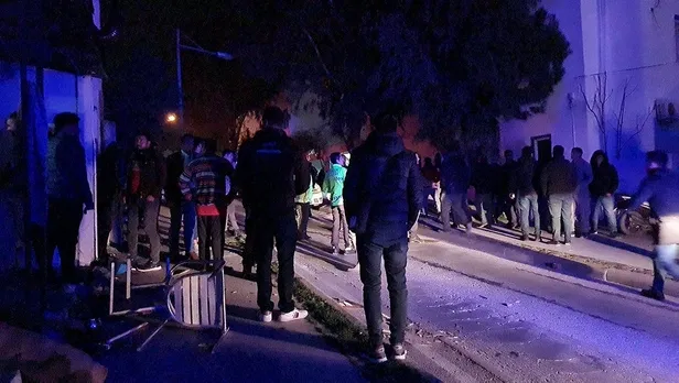 sosyal-medya-tartismasi-bodrumu-karistirdi-sokak-savas-alanina-dondu-bicak-sopa-kaldirim-tasi-1647552676342.jpeg Sosyal medya tartışması Bodrum'u karıştırdı! Sokak savaş alanına döndü: Bıçak, sopa ve kaldırım taşı...-2
