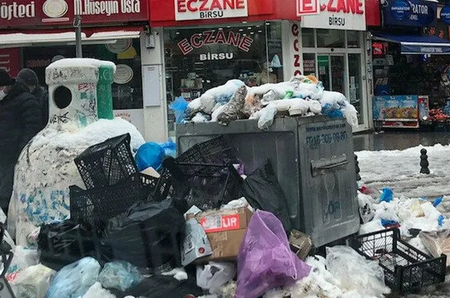 Kadıköy'de toplu iş sözleşmesi krizi sonrası sokaklarda çöp dağları yükseliyor