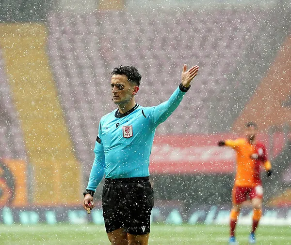 son-dakika-super-ligde-40-hafta-hakemleri-belli-oldu-galatasaray-besiktas-derbisi-cuneyt-cakirin-1620372090112.jpg