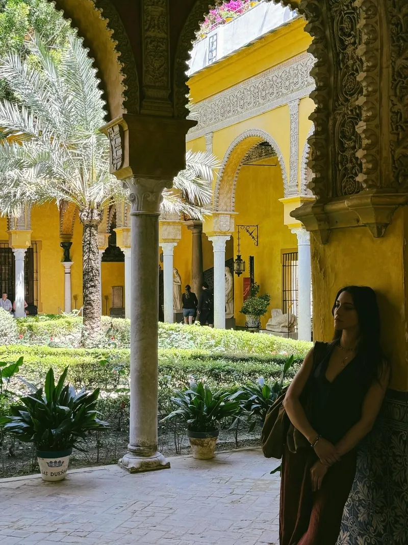 uzak-sehirin-zerrini-dilin-dogerden-ispanya-cikarmasi-1776346477521.jpg Uzak Şehir’in Zerrin’i Dilin Döğer’den İspanya çıkarması: Pozları olay oldu!-4