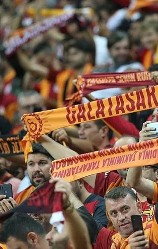 Galatasaray-Fenerbahçe derbisinde seyirci rekoru kırıldı