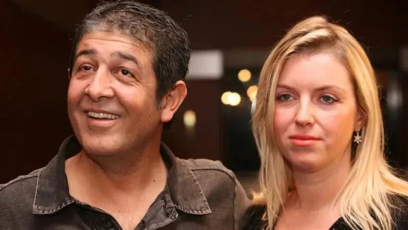 murat-gogebakan-esi-kimdir-11-yil-evli-kaldigi-sema-bekmez-kimdir-kac-yasinda-murat-gogebakanin-hayat-hikayesi-1730399788297.jpg Murat Göğebakan eşi kimdir? 11 yıl evli kaldığı Sema Bekmez kimdir, kaç yaşında? Murat Göğebakan'ın hayat hikayesi-5