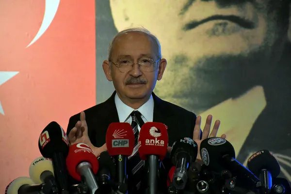 kemal-kilicdaroglunun-adaylik-cikisi-sonrasi-selahattin-demirtastan-flas-hamle-saclarini-kazitti-1663939105978.jpg