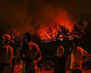 İzmir'de gergin bekleyiş Karabağlar'daki orman yangını iki mahalleye yaklaştı
