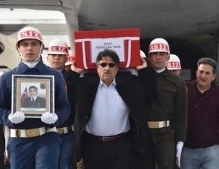 Şehit oğlunun tabutunu taşıdı