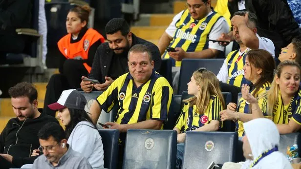 Galatasarayın 90. dakikada attığı gole Fenerbahçeli taraftarların verdiği tepki dikkat çekti! İşte o görüntüler