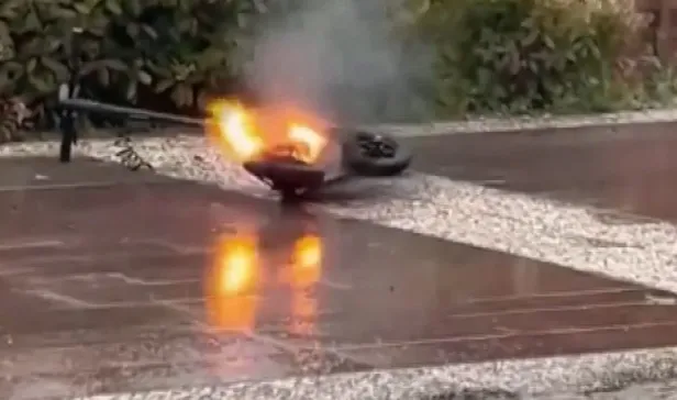 elektrikli-scooter-bir-anda-alev-aldi-patlama-ani-saniye-saniye-kamerada-1652941336622.jpg