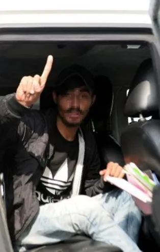 Adana'da trafik ışıklarında cam silip sürücülerden para isteyen 80 kişiye para cezası