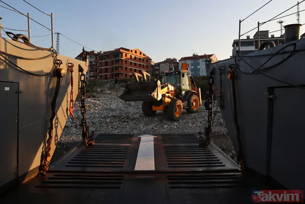 Türk bayraklarıyla karşılandı! İş makinelerini taşıyan Deniz Kuvvetleri Komutanlığı'na bağlı çıkarma gemisi Sinop'ta - 7