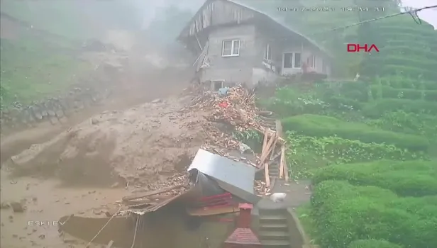 Rize'deki sel ve heyelan felaketinde canlarını son anda kurtardılar: O anlar kamerada