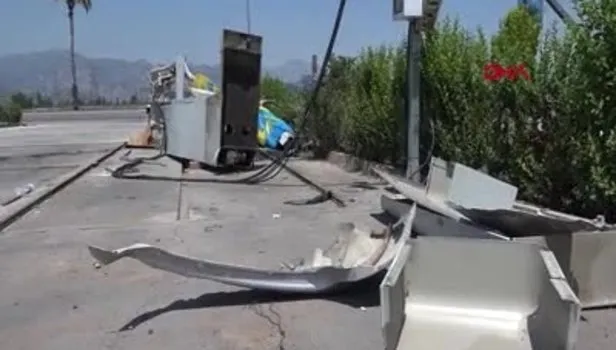Antalya'da kontrolden çıkan otomobil akaryakıt istasyonuna daldı