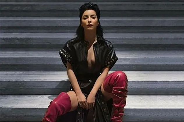 Ünlü oyuncu Merve Boluğur özgüvenini gözler önüne serdi!