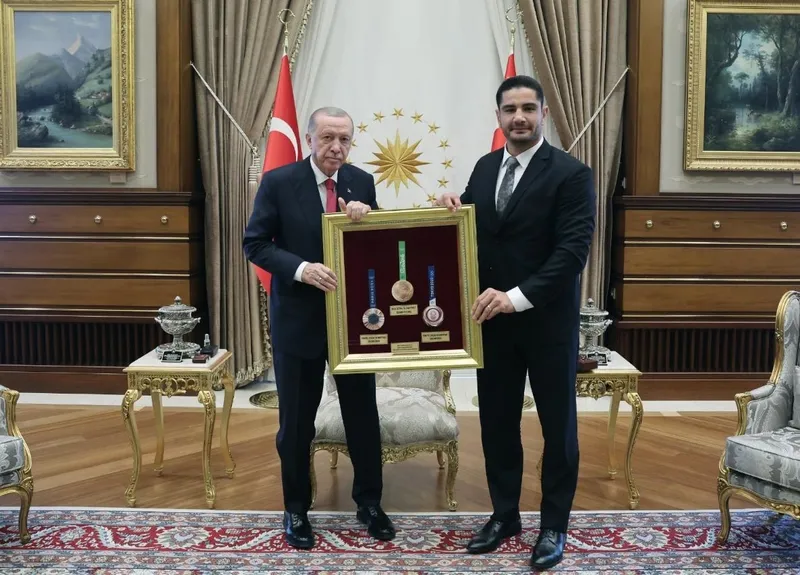 baskan-recep-tayyip-erdogan-kulliyede-dunya-ve-avrupa-sampiyonu-milli-guresci-taha-akgulu-kabul-etti-1726165715020.jpeg Başkan Recep Tayyip Erdoğan Külliye'de dünya ve Avrupa şampiyonu milli güreşçi Taha Akgül’ü kabul etti-2