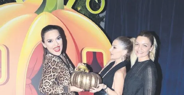 Demet Akalın Maslak'ta bir mekanda doyasıya eğlendi