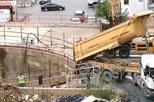Metroya beton döken İBB'nin Sözcüsü Murat Ongun'dan kargaları güldürecek açıklama: Çukur vardı onu kapattık