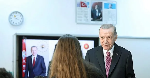 Başkan Erdoğan, Haydarpaşa Lisesi'nde düzenlenen 2022-2023 Eğitim Öğretim Yılı Karne Dağıtım Töreni'ne katıldı