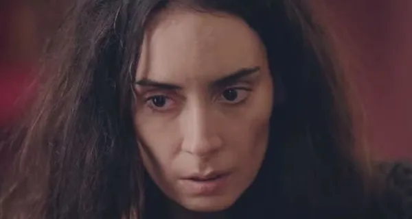 kirmizi-oda-alya-kimdir-kirmizi-oda-alya-gercek-hayatta-kim-1607105872291.jpg Kırmızı Oda Alya kimdir? Kırmızı Oda Alya gerçek hayatta kim?-3