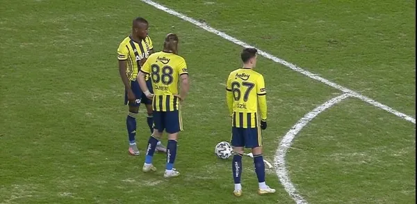 fenerbahceliler-sosaya-tepkili-ronaldo-bile-mesut-ozile-birakti-1613994018405.jpg Fenerbahçeliler Sosa'ya tepkili! Ronaldo bile Mesut Özil'e bıraktı-3