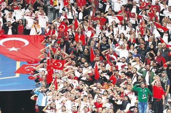 Türk taraftarlar, Fransa’ya sahasında deplasmanı yaşattı-2