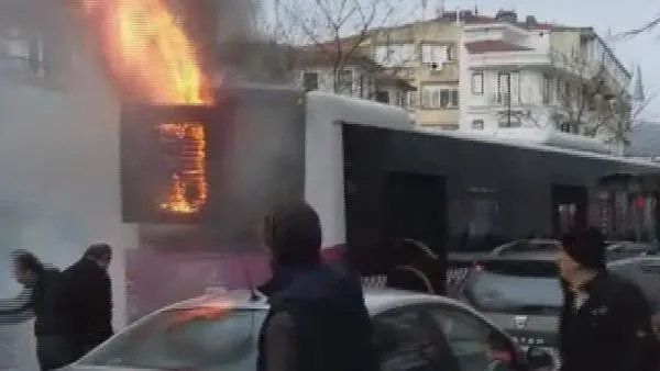 Fatih'te panik anları! Halk otobüsü alev aldı-2