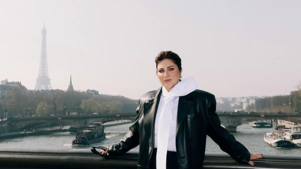 Paris'te Sibel Can rüzgarı! Pozlarını gören dönüp bir daha bakıyor!