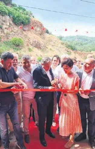 Hükümetin Türkiye’nin çehresini değiştiren projelerine savaş açan CHP, Çanakkale'de kaçak plaj açılışı yaptı