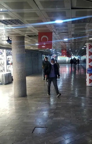 Karaköy'de Türk bayrağını koparan kişiye esnaftan meydan dayağı!