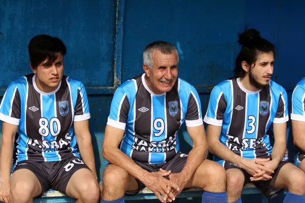 69 yaşındaki futbolcu yeni takımıyla ilk maçına çıktı-3