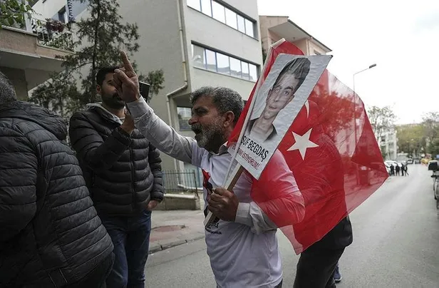Evlat nöbetindeki ailelerden terörün siyasi ayağı HDP'ye siyah çelenk! HDP’liler hazmedemedi ailelere saldırdı-2