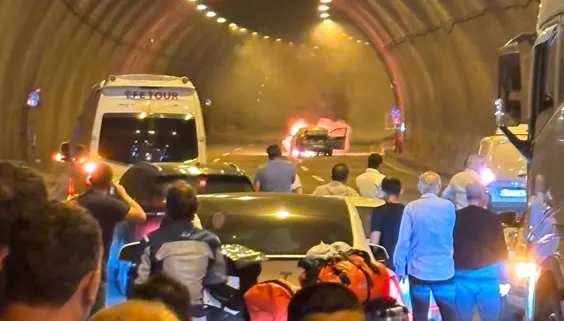 Bolu Dağı Tüneli'nde alev alıp yanan otomobil yolu ulaşıma kapattı