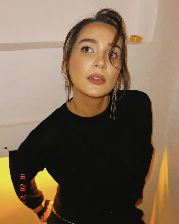 gulsim-ali-ilhan-vucudunu-saran-kirmizi-elbisesiyle-art-arda-paylasti-alev-emojileri-havalarda-ucustu-gonul-da-1703164500265.jpg Gülsim Ali İlhan vücudunu saran kırmızı elbisesiyle art arda paylaştı! Alev emojileri havalarda uçuştu! Gönül Dağı’nın Dilek’iydi...-5