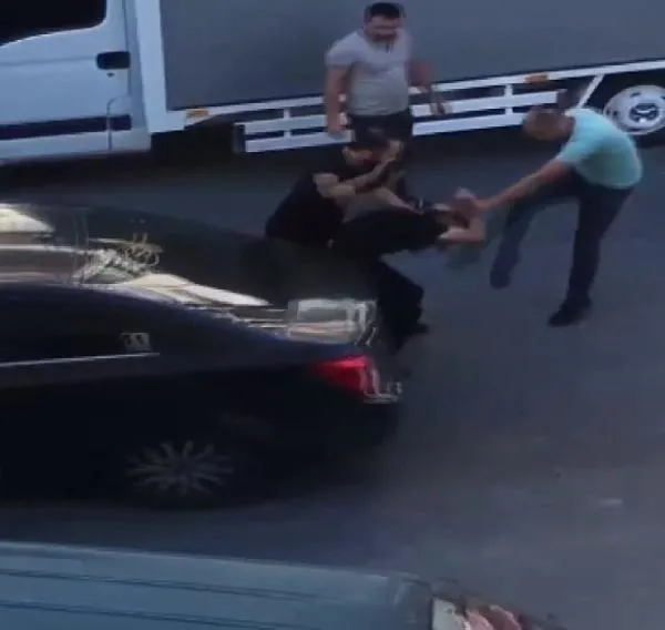 esenyurtta-taksici-ve-arkadasindan-yolcuya-dayak-sokak-ortasinda-kovalayip-tekme-tokat-dovduler-1657783911175.jpeg