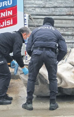 Sırılsıklam olan kağıt toplayıcısına polis ve vatandaştan yardım eli