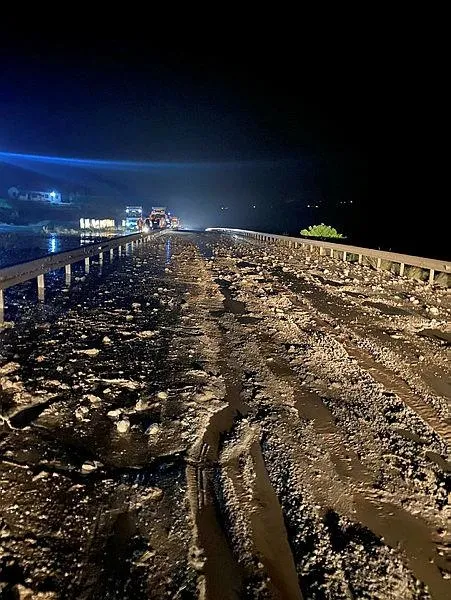 heyelan-nedeniyle-kapanan-erzincan-erzurum-kara-yolu-ulasima-acildi-1687415842357.jpeg Heyelan nedeniyle kapanan Erzincan-Erzurum kara yolu ulaşıma açıldı-3