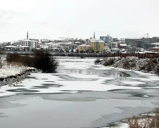 O ilimizin merkezinde nehir dondu
