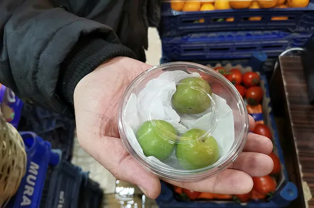 Dudak uçuklatan fiyat! Altınla yarışıyor! Bir tane erik 20 lira!