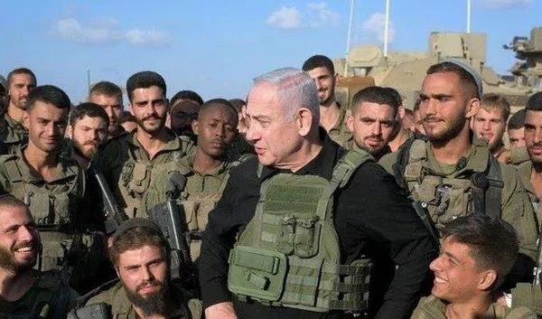 1697967102910.jpeg Netanyahu askeri üs ziyaretinde İsrail askeri tarafından protesto edildi: Senin yüzünden 3 arkadaşım öldü-5