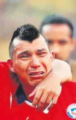 Medel gözyaşlarını tutamadı