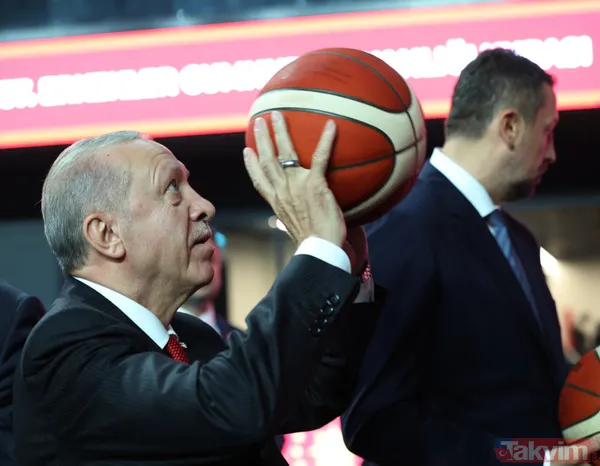 Basketbol Gelişim Merkezi'nde siftah Başkan Erdoğan'dan! Parkede samimi pozlar... Sporculardan 'dolma kalem' hediyesi - 15