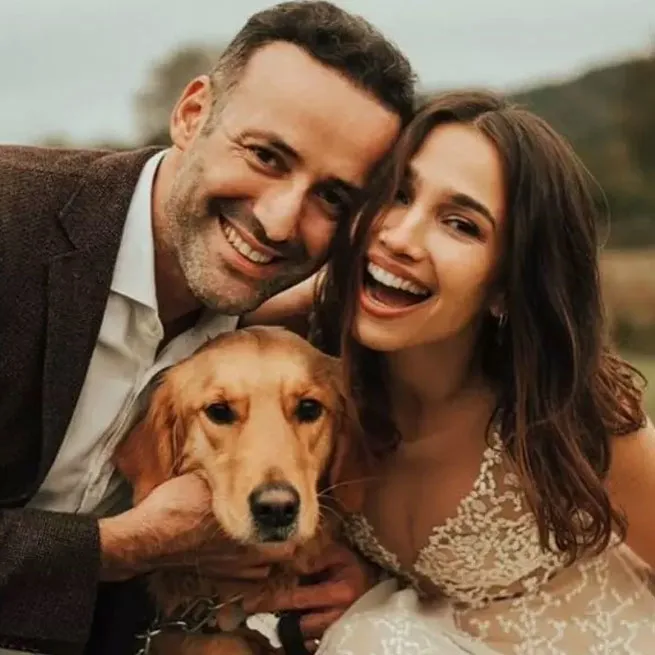 Güldür Güldür’ün Onur Buldu’nun sessiz sedasız evlendiği öğretmen eşine bakın! Kızının annesi hayran bıraktı: “Çok güzel bir aile”-16