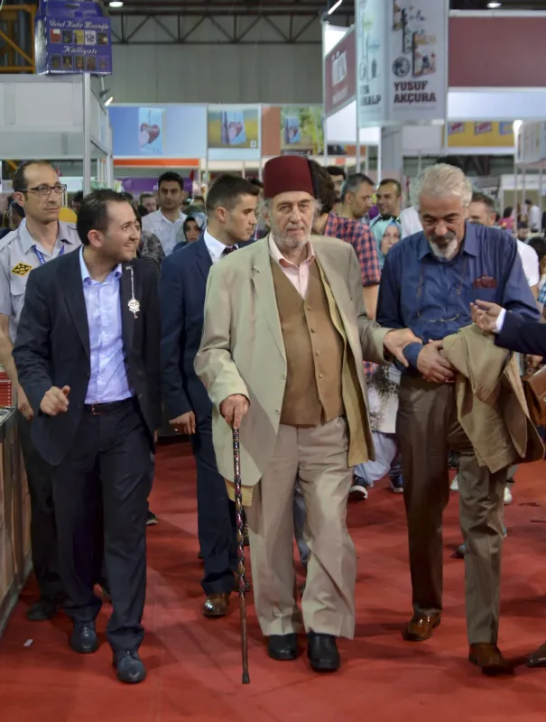 Ünlü tarihçi Kadir Mısıroğlu Büyük Çamlıca Camii’nde son yolculuğuna uğurlandı-8