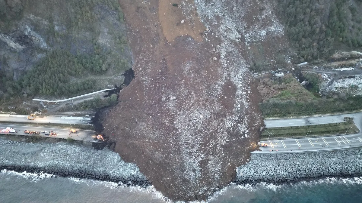 Artvin Arhavi’deki heyelanın boyutu gün ağarınca ortaya çıktı! Dik yamaçtan denize kadar ulaştı
