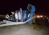 Lüks araçları taşıyan TIR devrildi