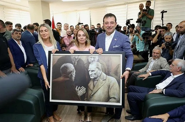 CHP'li Ekrem İmamoğlu'ndan Atatürk'e büyük saygısızlık! Atatürk'ün portresini teröristlere hediye etti...