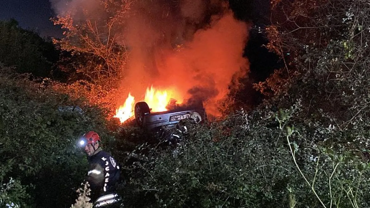 Kocaeli'de takla atan otomobil alev alev yandı! Araçta bulunan karı koca son anda kurtuldu