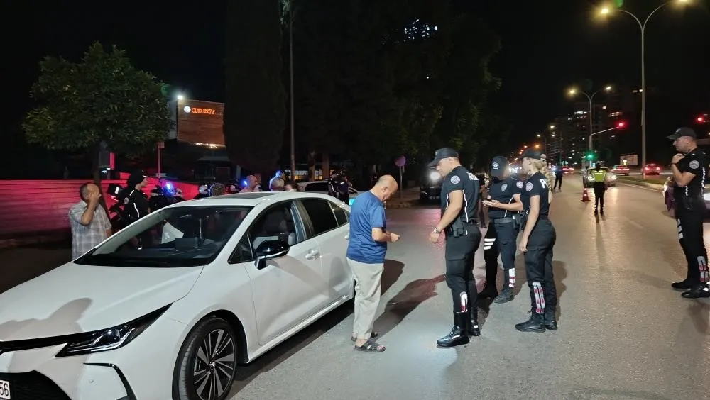 1787953592765.jpeg Adana’da 1615 polisle "Huzur ve Güven" operasyonu: Helikopter destekli denetimde 35 aranan şahıs yakalandı-4