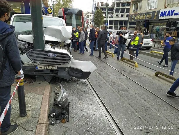 Zeytinburnu'nda tramvay kazası! Panelvanla çarpıştı-5